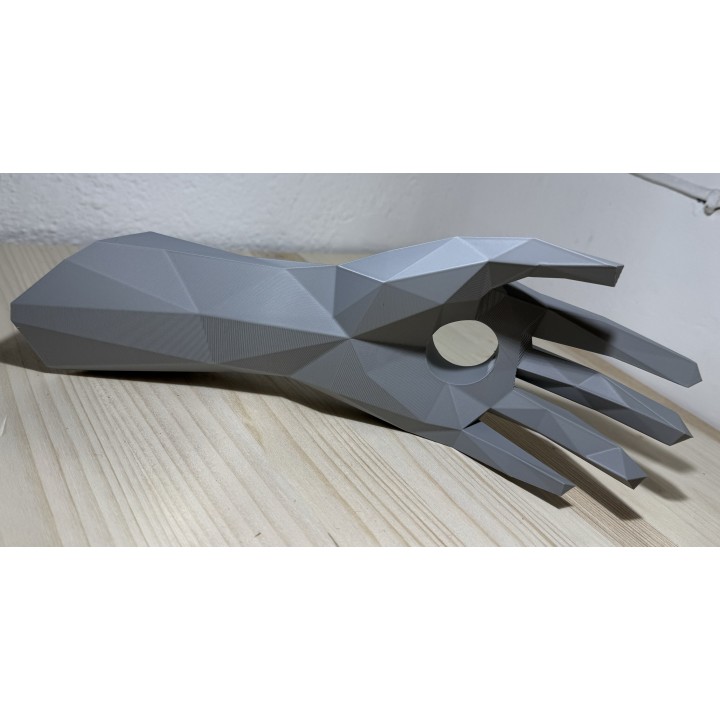 Porta bottiglia di design – Mano scultorea